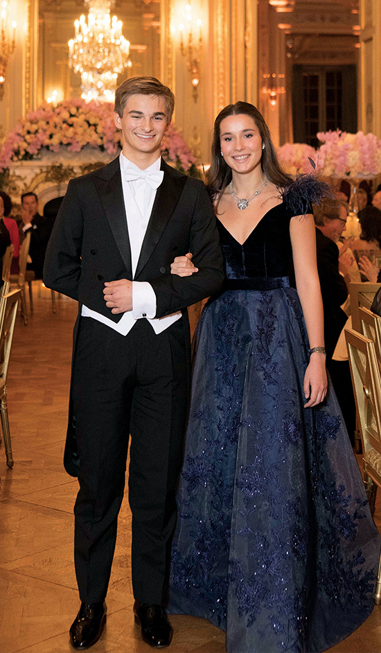 LE BAL DES DEBUTANTES'TA CEMİYETE TAKDİM HEYECANI