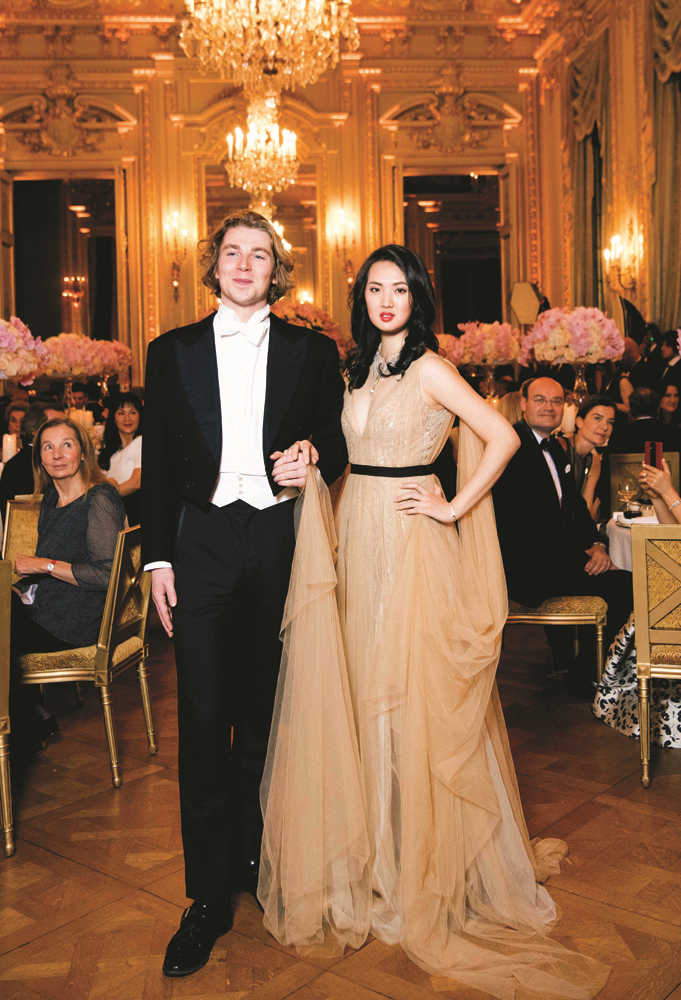 LE BAL DES DEBUTANTES'TA CEMİYETE TAKDİM HEYECANI