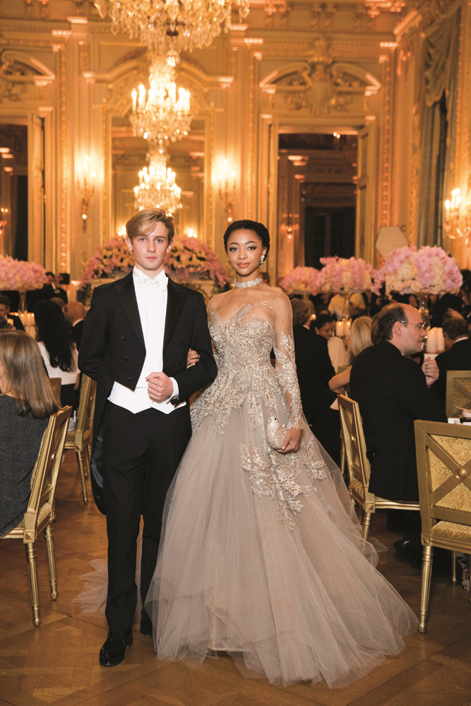 LE BAL DES DEBUTANTES'TA CEMİYETE TAKDİM HEYECANI