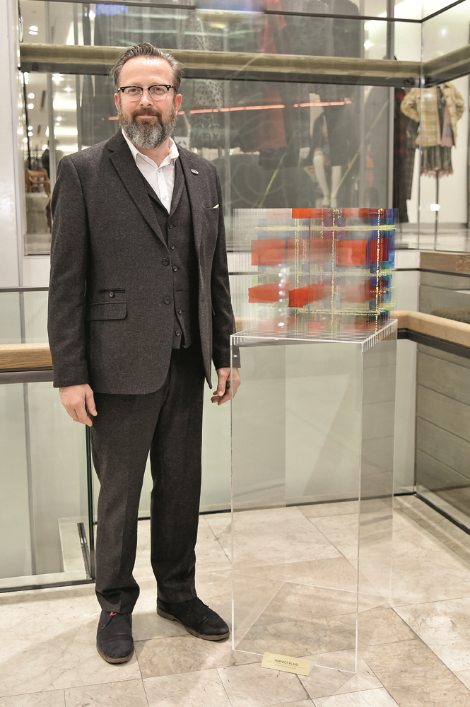 ARDAN ÖZMENOĞLU'NDAN 18 KATMAN CAM HEYKELLER