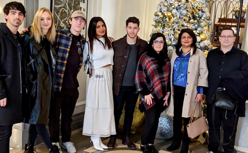 ÜNLÜLERDEN NOEL KUTLAMALARI