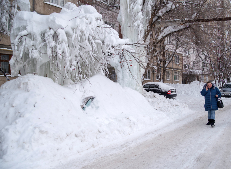 SARATOV BUZLAR ALTINDA