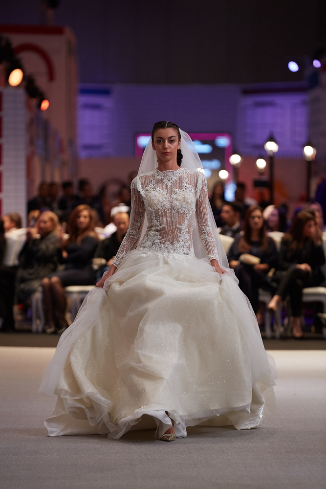 ÖZLEM SÜERDEN KATARDA DEFİLE