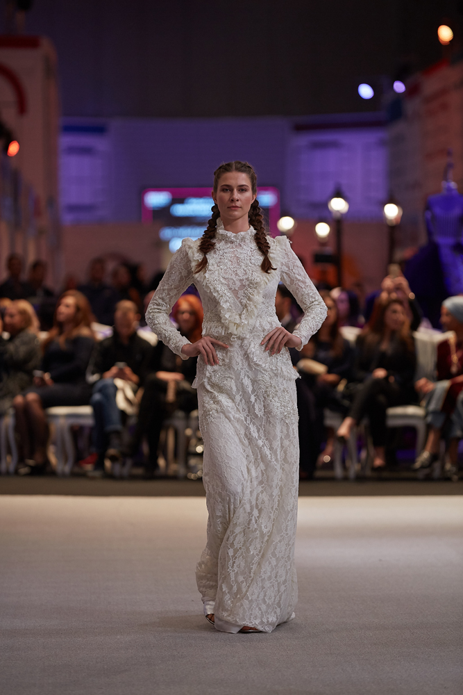 ÖZLEM SÜERDEN KATARDA DEFİLE