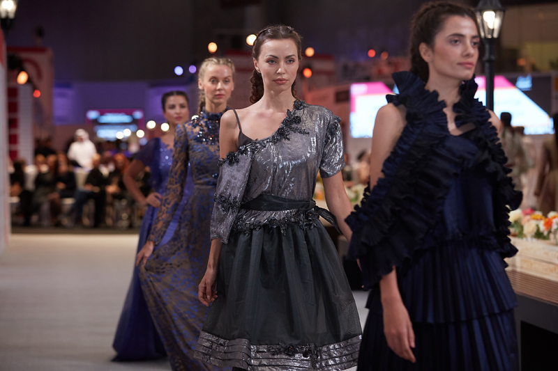 ÖZLEM SÜERDEN KATARDA DEFİLE