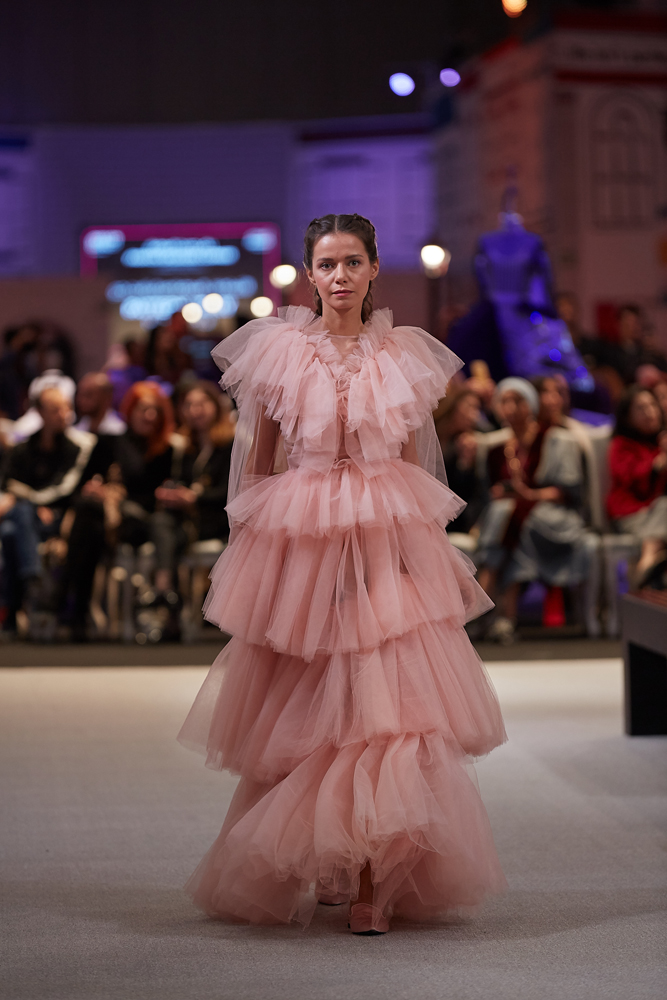 ÖZLEM SÜERDEN KATARDA DEFİLE