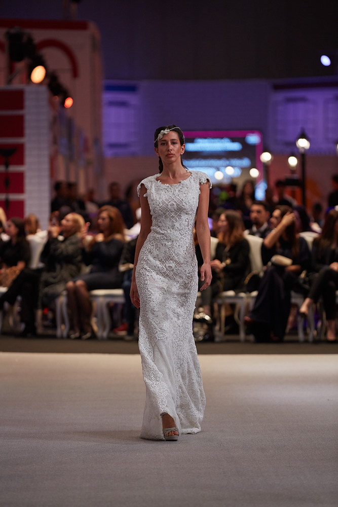 ÖZLEM SÜERDEN KATARDA DEFİLE