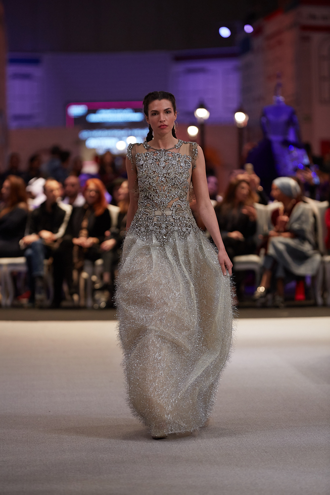 ÖZLEM SÜERDEN KATARDA DEFİLE