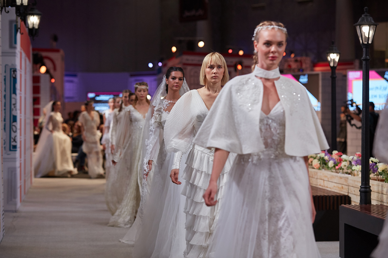 ÖZLEM SÜERDEN KATARDA DEFİLE