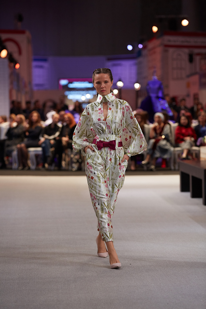 ÖZLEM SÜERDEN KATARDA DEFİLE