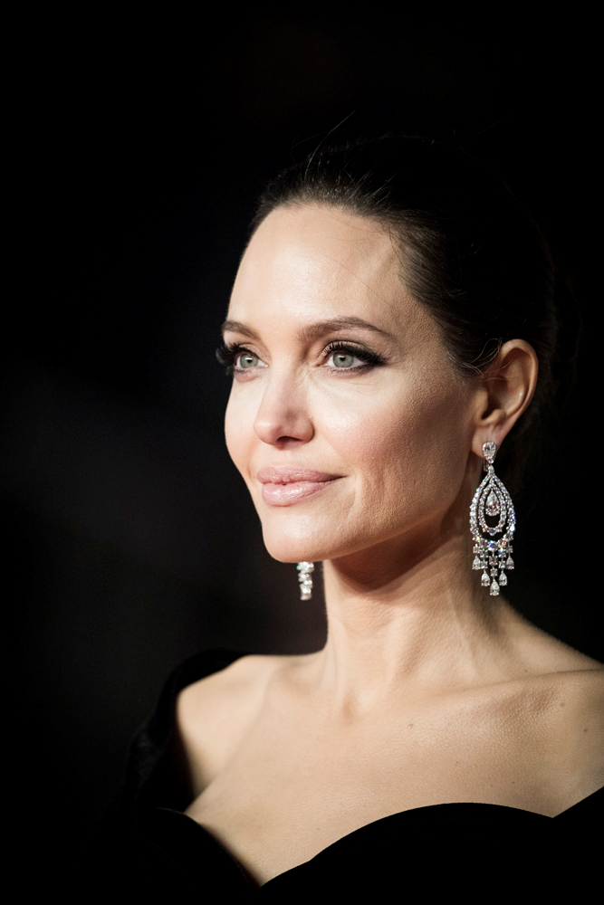 BRAD PITT İLE CHARLIZE THERON BERABER Mİ?