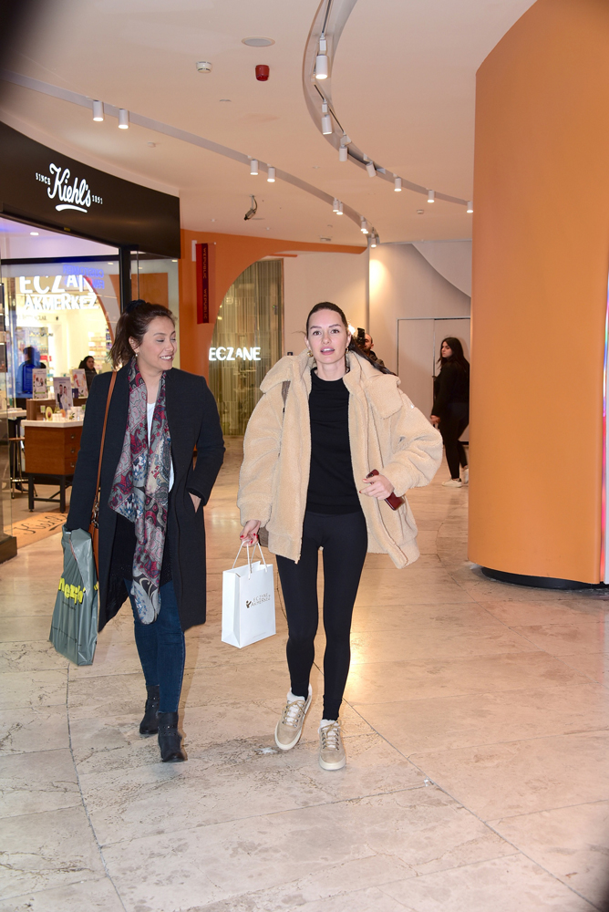 İSTANBULDA KİM, NEREDE?