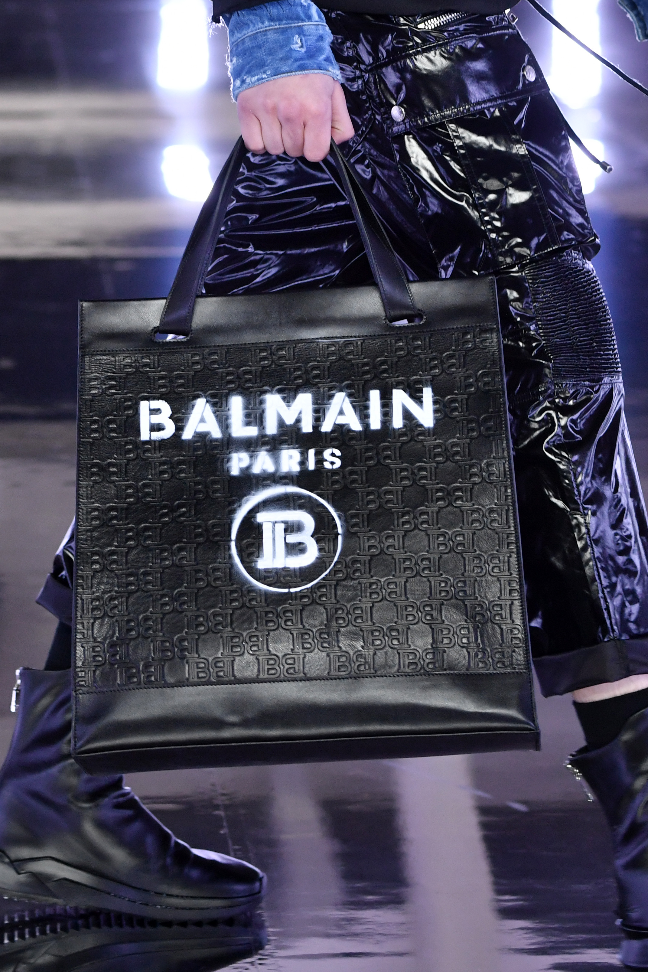 HER DAİM FAVORİ: SİYAH ÇANTA