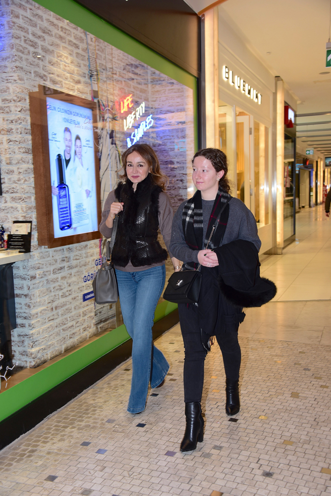 İSTANBULDA KİM, NEREDE?