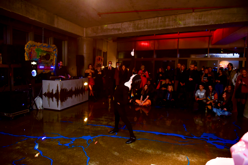 ŞEHRİN IŞIKLARINA KARIŞAN SERGİ: NEVERLAND