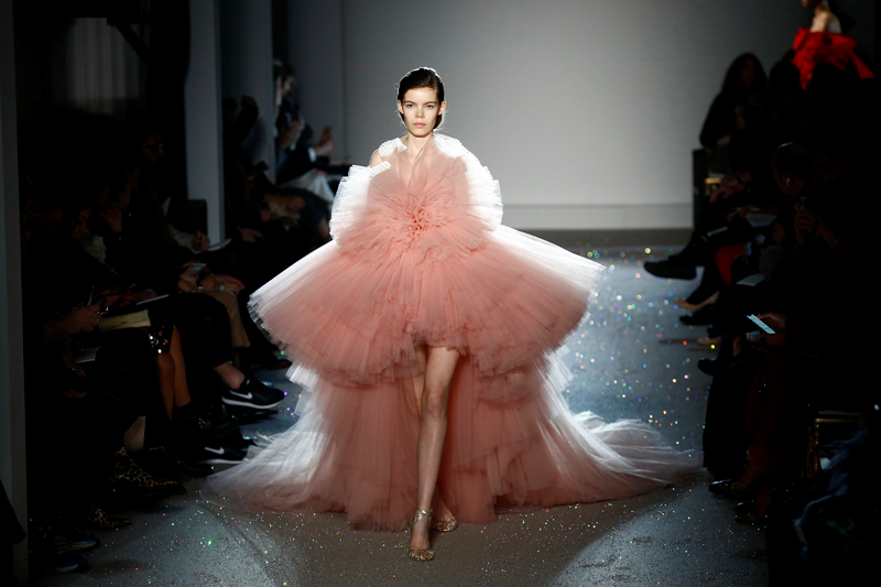 GIAMBATTISTA VALLI 2019 İLKBAHAR/YAZ HAUTE COUTURE DEFİLESİ