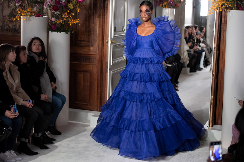 VALENTINO PARIS HAUTE COUTURE MODA HAFTASI'NA DAMGA VURDU
