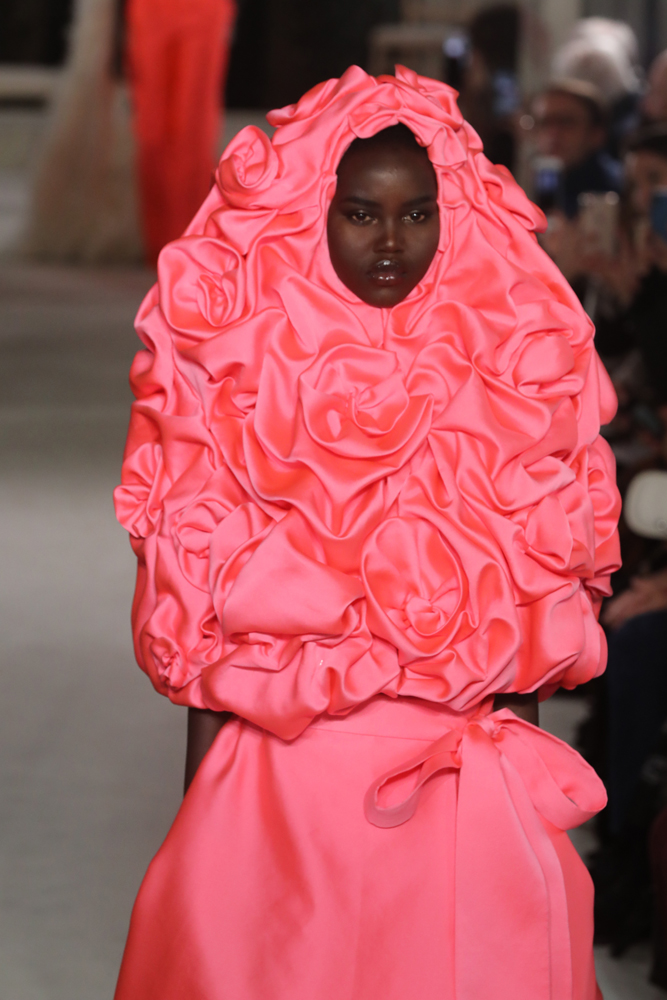 VALENTINO PARIS HAUTE COUTURE MODA HAFTASI'NA DAMGA VURDU