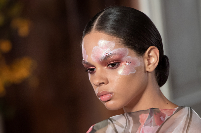 VALENTINO PARIS HAUTE COUTURE MODA HAFTASI'NA DAMGA VURDU