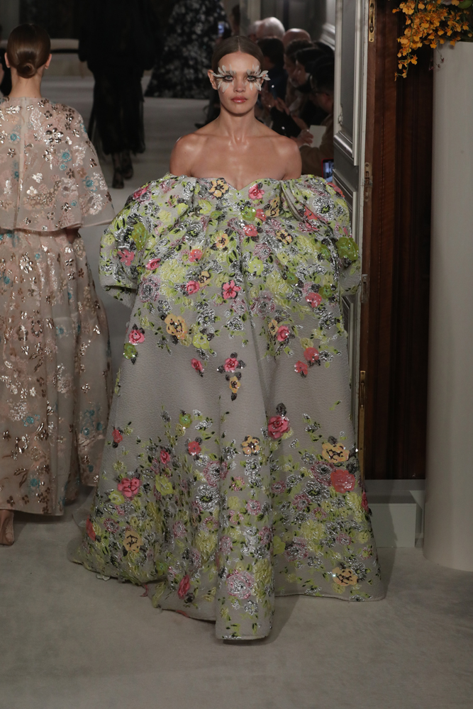 VALENTINO PARIS HAUTE COUTURE MODA HAFTASI'NA DAMGA VURDU