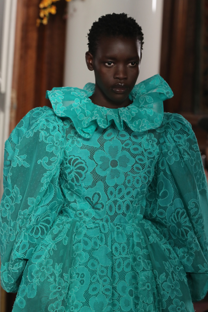 VALENTINO PARIS HAUTE COUTURE MODA HAFTASI'NA DAMGA VURDU