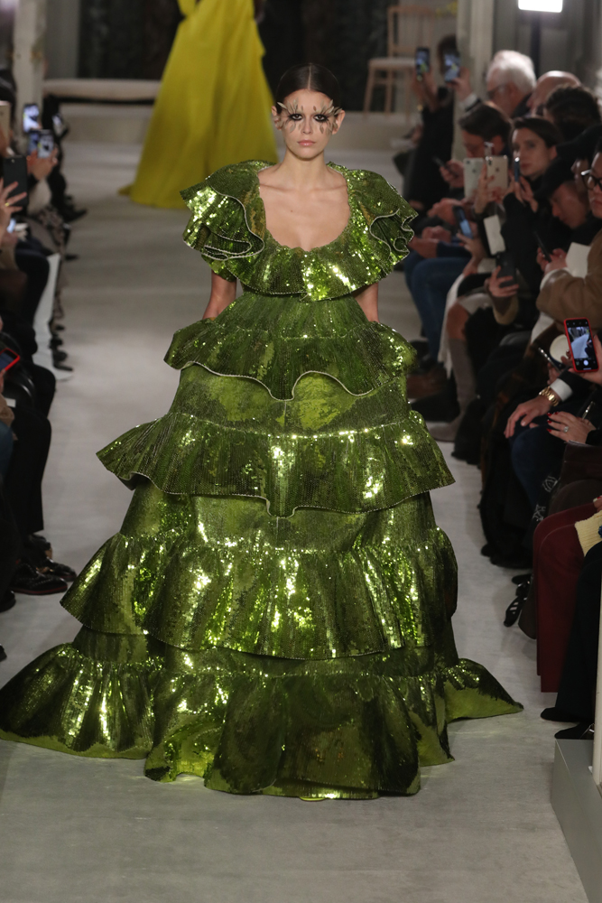 VALENTINO PARIS HAUTE COUTURE MODA HAFTASI'NA DAMGA VURDU