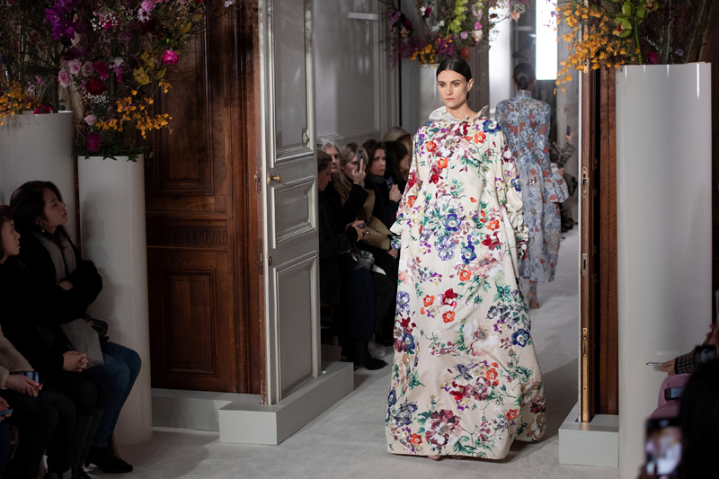 VALENTINO PARIS HAUTE COUTURE MODA HAFTASI'NA DAMGA VURDU