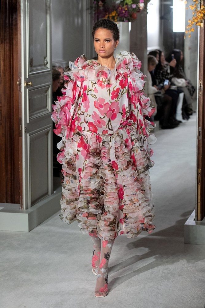 VALENTINO PARIS HAUTE COUTURE MODA HAFTASI'NA DAMGA VURDU