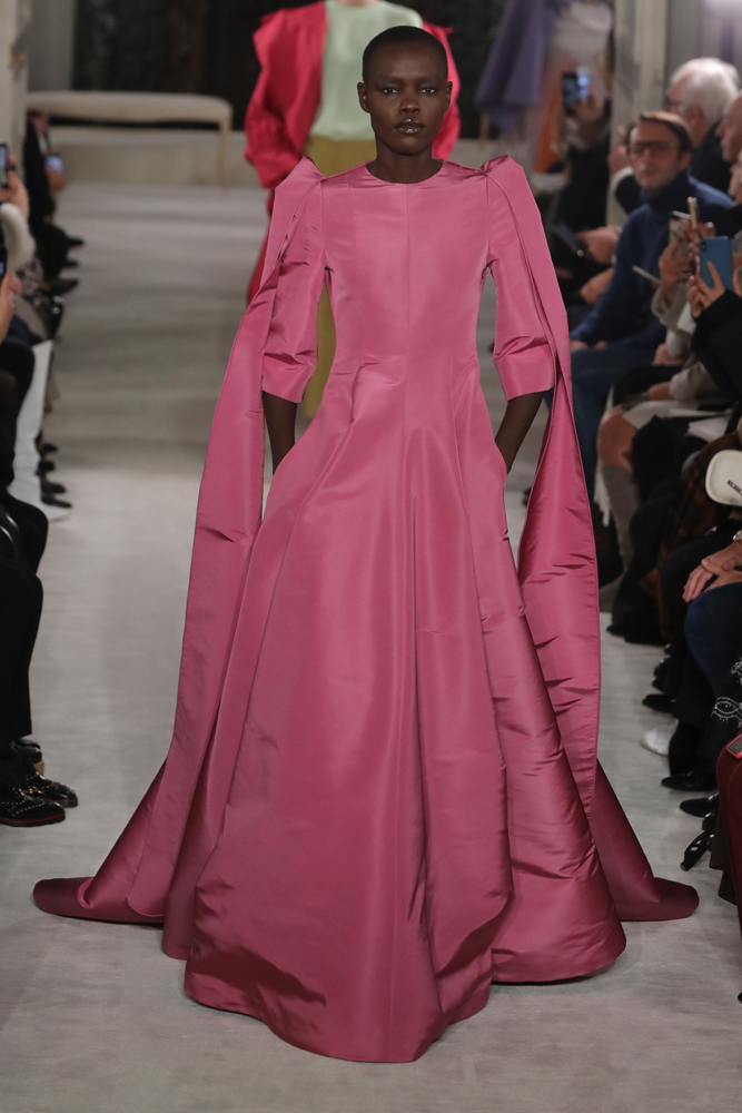 VALENTINO PARIS HAUTE COUTURE MODA HAFTASI'NA DAMGA VURDU