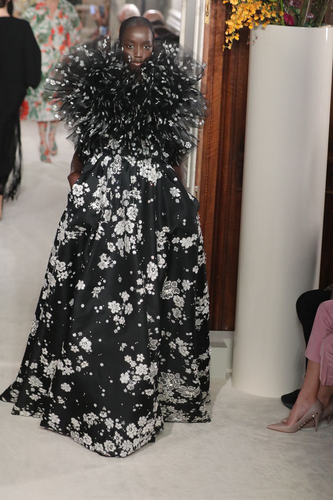 VALENTINO PARIS HAUTE COUTURE MODA HAFTASI'NA DAMGA VURDU