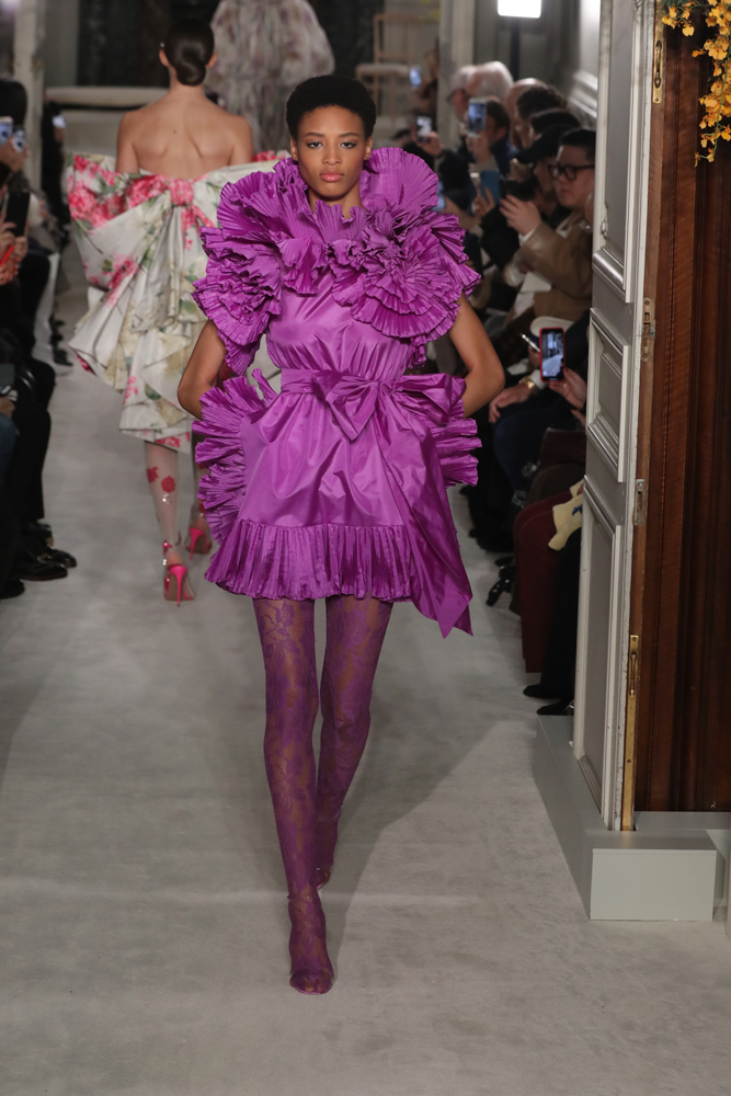 VALENTINO PARIS HAUTE COUTURE MODA HAFTASI'NA DAMGA VURDU