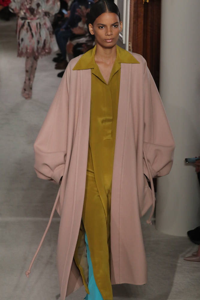 VALENTINO PARIS HAUTE COUTURE MODA HAFTASI'NA DAMGA VURDU