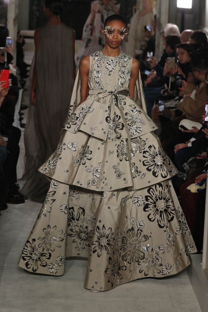VALENTINO PARIS HAUTE COUTURE MODA HAFTASI'NA DAMGA VURDU