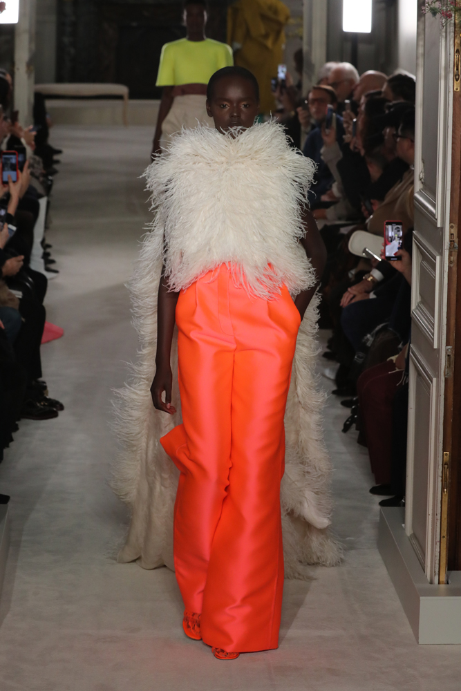 VALENTINO PARIS HAUTE COUTURE MODA HAFTASI'NA DAMGA VURDU