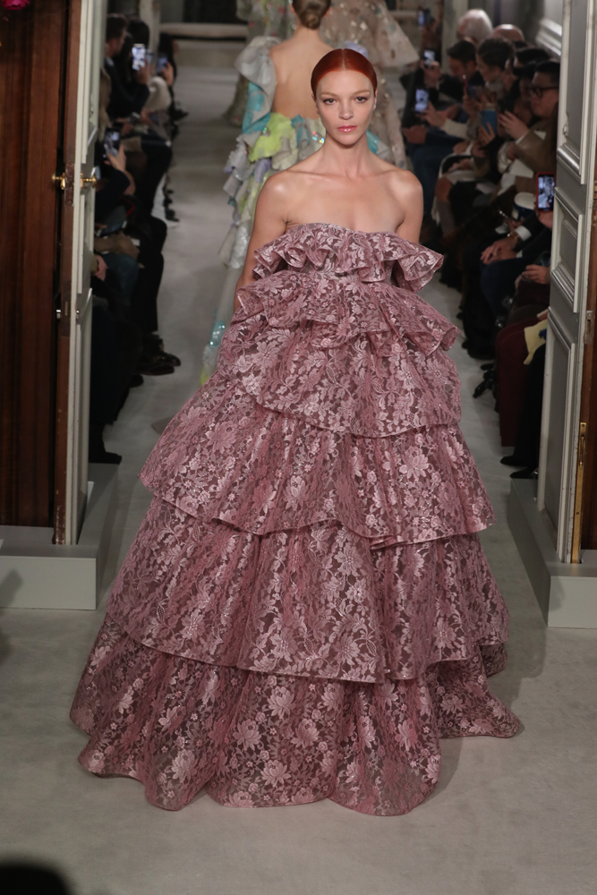 VALENTINO PARIS HAUTE COUTURE MODA HAFTASI'NA DAMGA VURDU