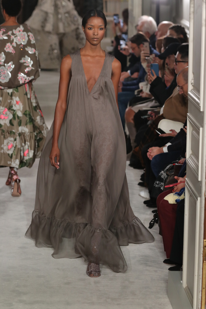 VALENTINO PARIS HAUTE COUTURE MODA HAFTASI'NA DAMGA VURDU