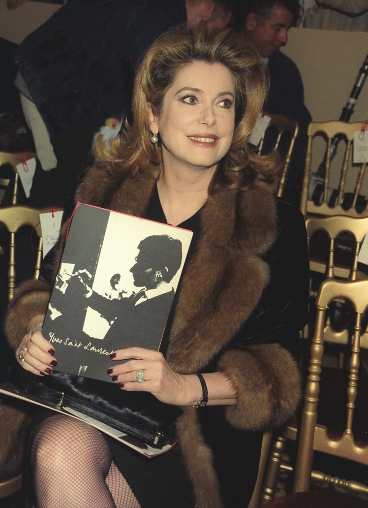 CATHERINE DENEUVENÜN GARDIROBU SATIŞA ÇIKIYOR