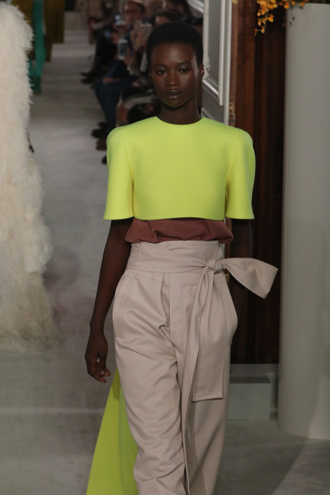 VALENTINO PARIS HAUTE COUTURE MODA HAFTASI'NA DAMGA VURDU