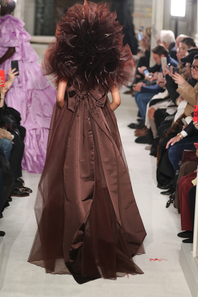 VALENTINO PARIS HAUTE COUTURE MODA HAFTASI'NA DAMGA VURDU