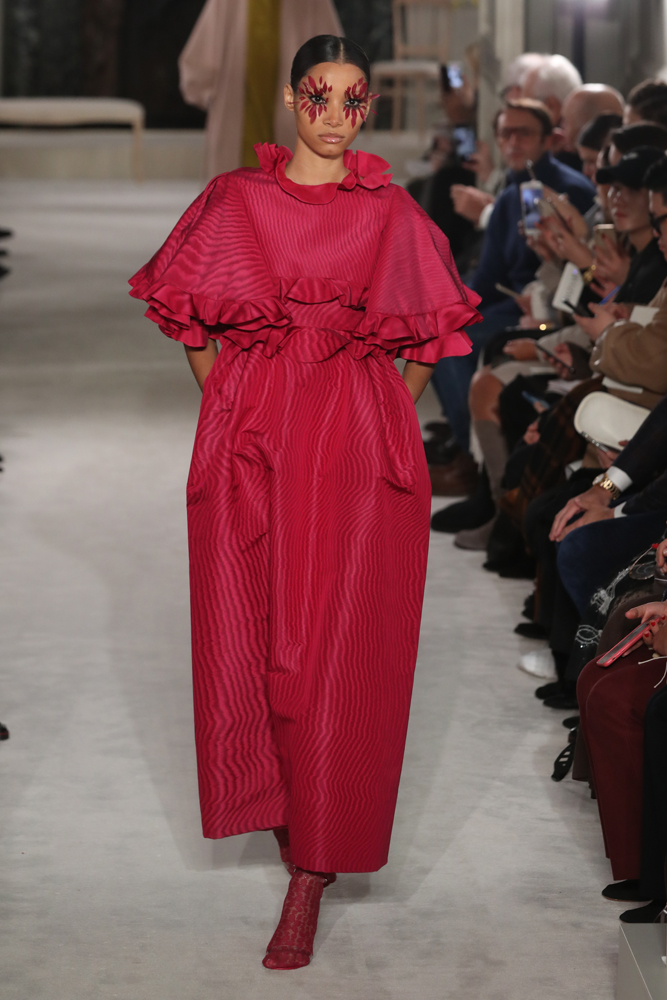 VALENTINO PARIS HAUTE COUTURE MODA HAFTASI'NA DAMGA VURDU