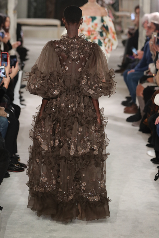 VALENTINO PARIS HAUTE COUTURE MODA HAFTASI'NA DAMGA VURDU