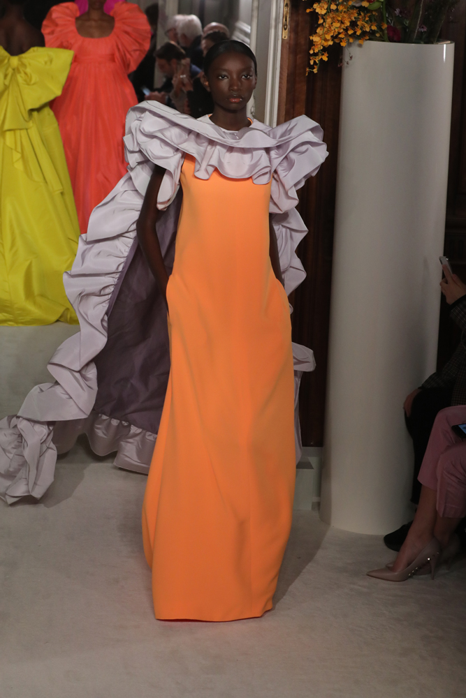 VALENTINO PARIS HAUTE COUTURE MODA HAFTASI'NA DAMGA VURDU