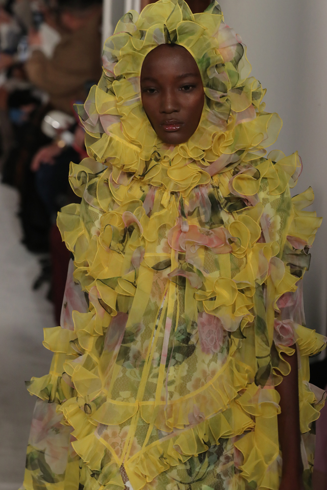 VALENTINO PARIS HAUTE COUTURE MODA HAFTASI'NA DAMGA VURDU