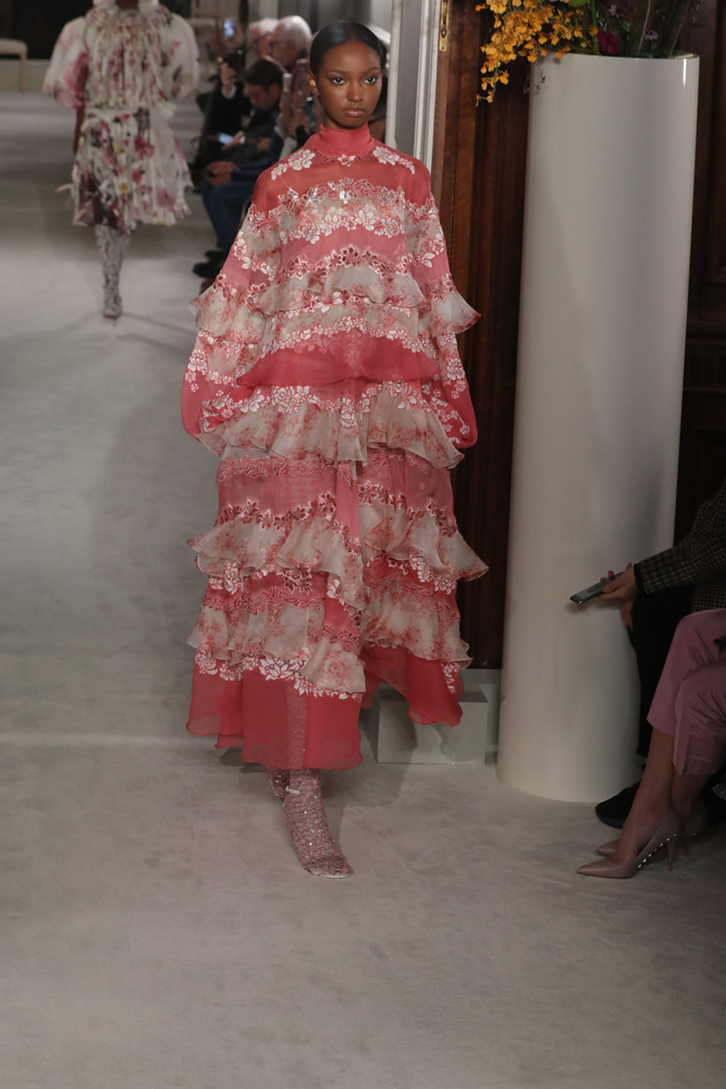 VALENTINO PARIS HAUTE COUTURE MODA HAFTASI'NA DAMGA VURDU