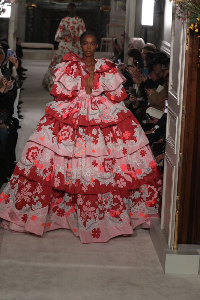 VALENTINO PARIS HAUTE COUTURE MODA HAFTASI'NA DAMGA VURDU