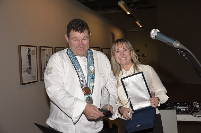 ELGİZ MÜZESİ'NDE YUNAN GELENEKLERİ