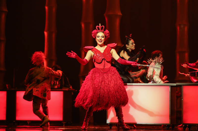 ALICE MÜZİKALİ İZLEYİCİ İLE BULUŞTU