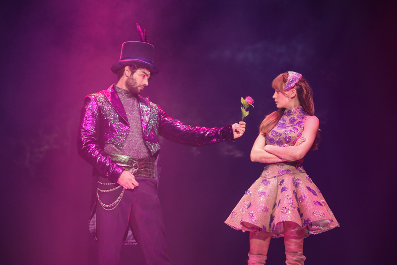 ALICE MÜZİKALİ İZLEYİCİ İLE BULUŞTU