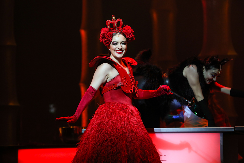 ALICE MÜZİKALİ İZLEYİCİ İLE BULUŞTU