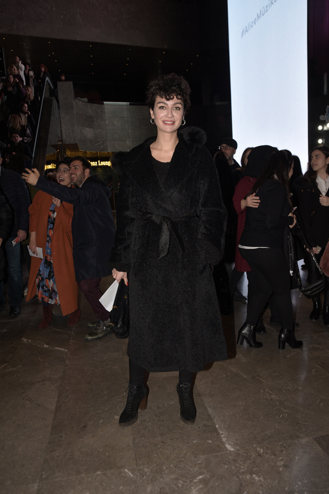 ALICE MÜZİKALİ İZLEYİCİ İLE BULUŞTU